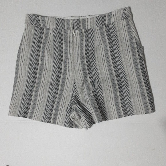 BCBGeneration Striped High Waist Shorts Size 6 Women’s Dressy Trouser Style - Picture 2 of 4